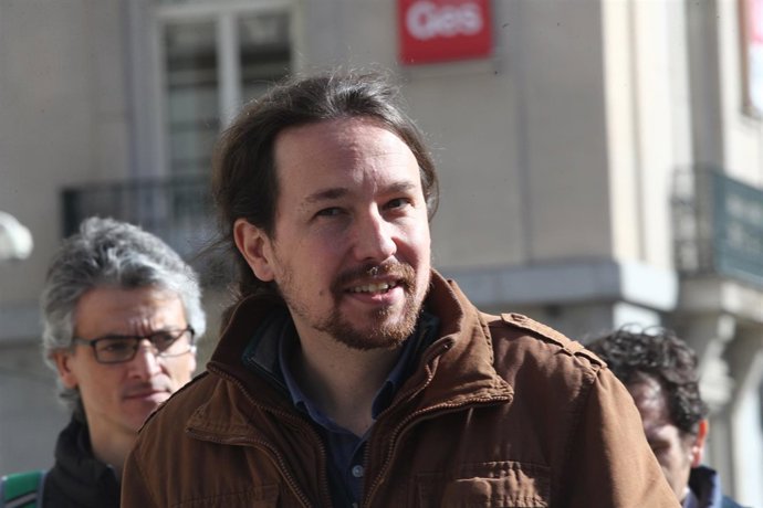 Pablo Iglesias con bomberos forestales a las puertas del Congreso