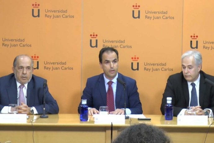 El rector de la URJC i els professors del Màster en roda de premsa