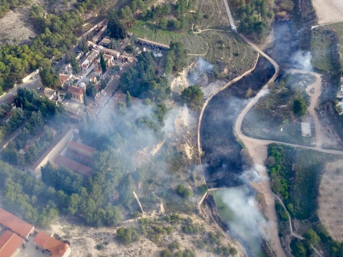 Bomberos controlan incendio junto a la ladera del castillo de Jumilla