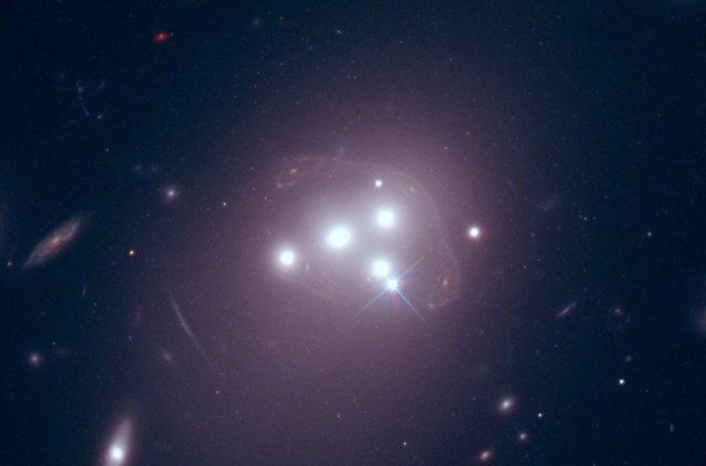Cuatro galaxias gigantes en el cúmulo Abell 3827