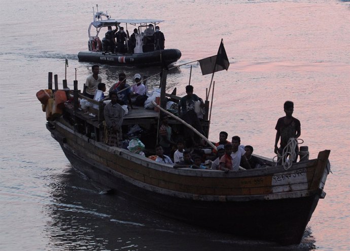 Foto de archivo de refugiados rohingya llegando a Malasia por mar. 