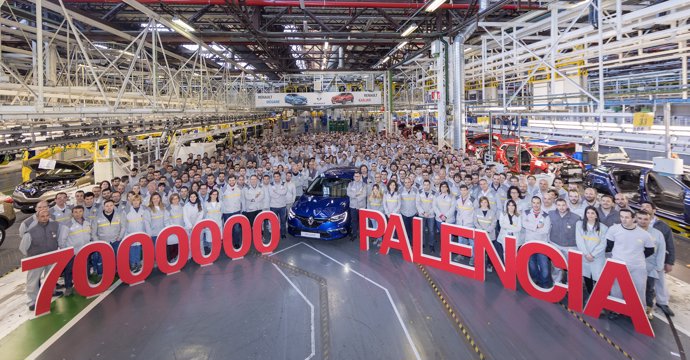 El equipo de Renault Palencia con el coche 7 millones 6-4-2018