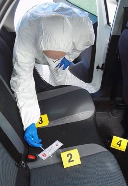 Agente de Policía Científica recoge evidencias en el vehículo de Estella