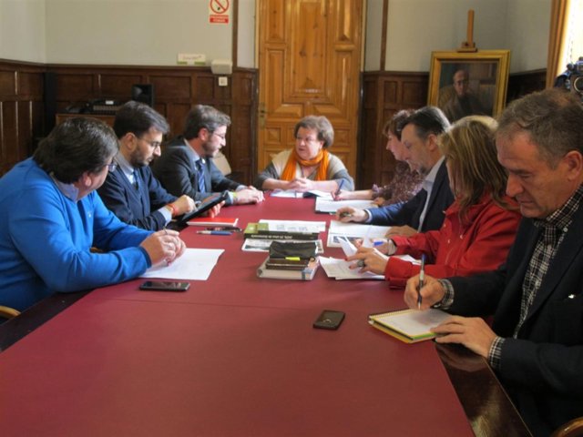 Constitución de la comisión sobre ayuntamientos y diputaciones democráticos