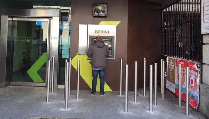 Cajero de Bankia con pivotes antimendigo