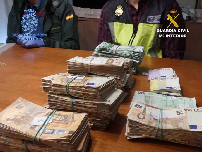 Recuento de dinero de una operación de la Policía Nacional y la Guardia Civil