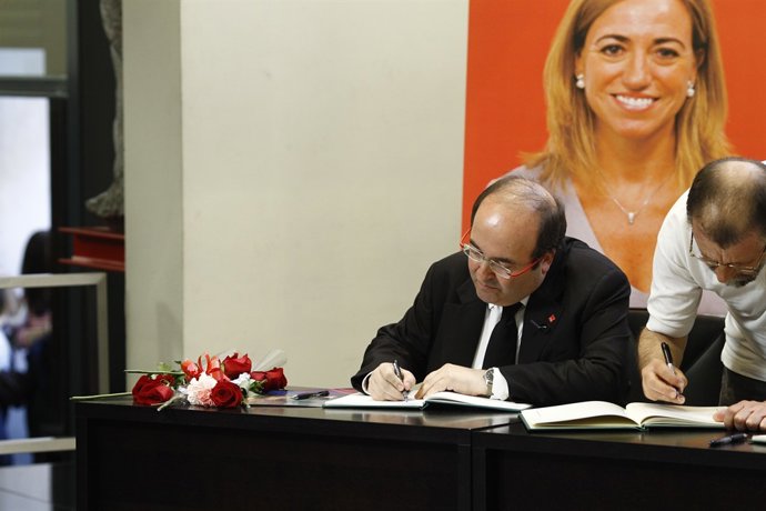 Miquel Iceta s'acomiada de Carme Chacón a Ferraz (Arxiu)
