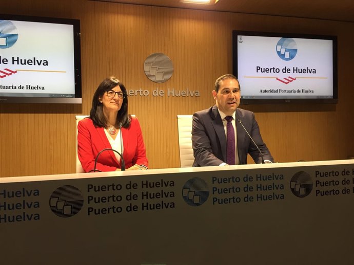 El presidente del puerto de Huelva, José Luis Ramos, y la rectora de la UHU.