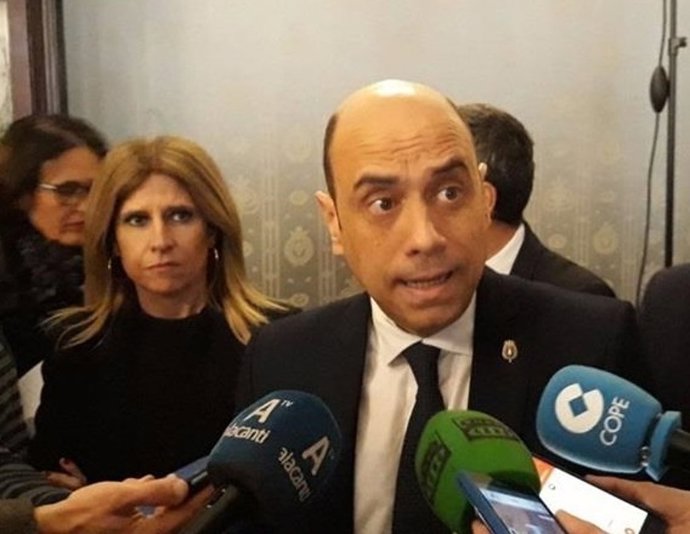 Echávarri atiende a los medios antes Montesinos, imagen de archivo