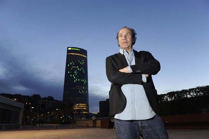 El artista ante su creación en Bilbao. 