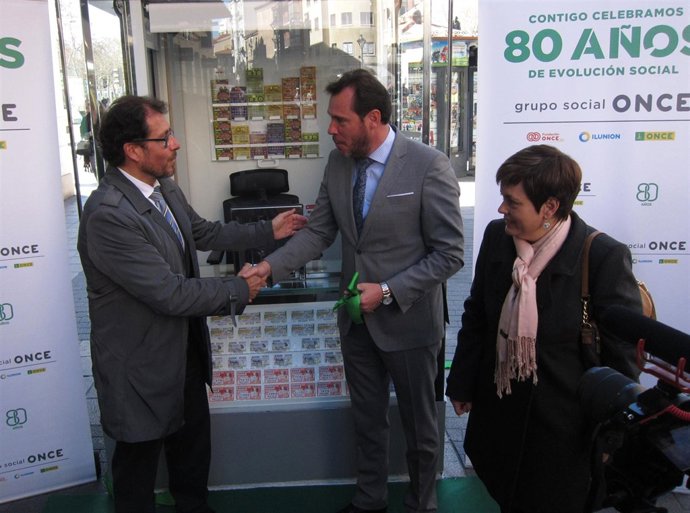 El alcalde de Valladolid e Ismael Pérez, ante el nuevo quiosco. 6-4-2018