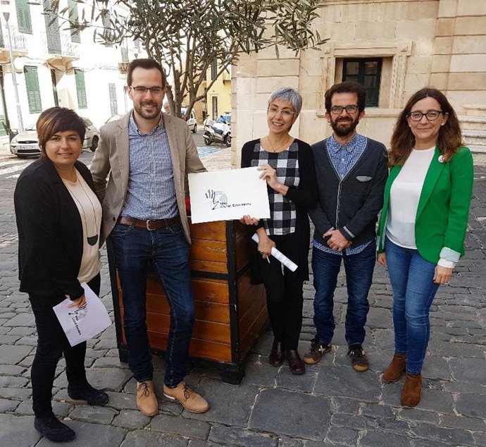 Dirigentes de Mahón presentando un seminario sobre educación