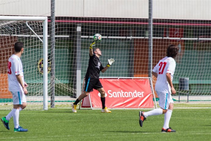 Manolo Sanchís de portero en el Derbi de las Redacciones