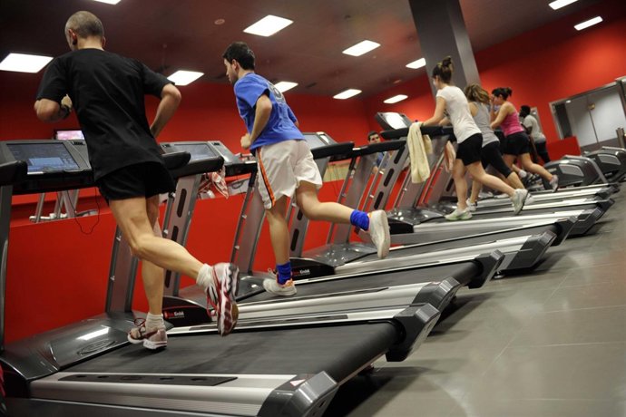 Varias personas haciendo ejercicio en un gimnasio