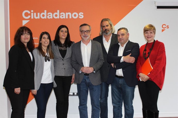 José Manuel Villegas con miembros de Ciudadanos Galicia