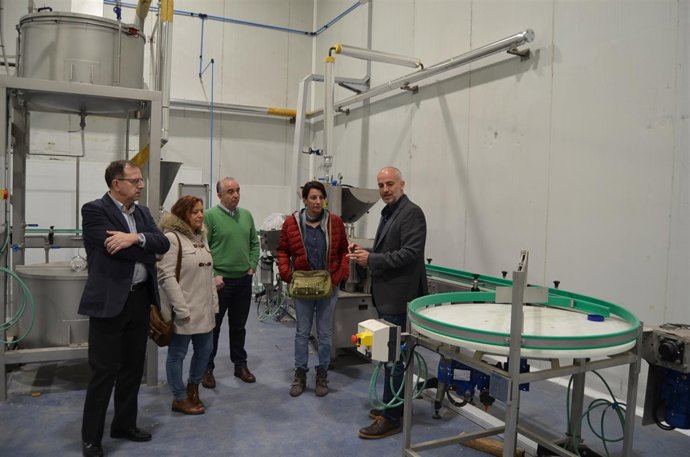 Concejales de CHA en la conservera de Atades Gardeniers en Mercazaragoza