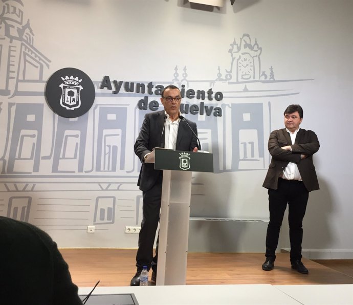 El presidente de la Diputación de Huelva, Ignacio Caraballo, y el alcalde.