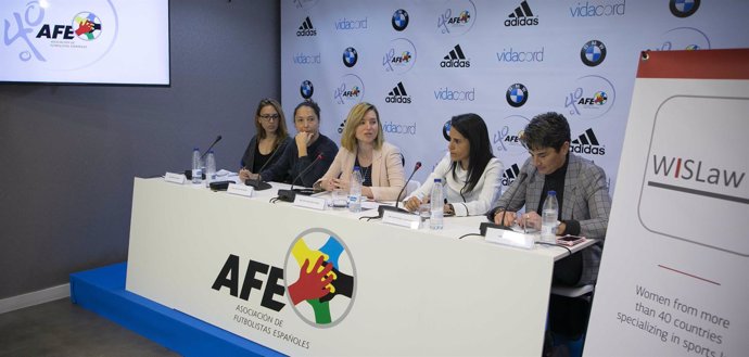 Mesa jurídica sobre fútbol femenino con Ana Rosell y Lola Herrera