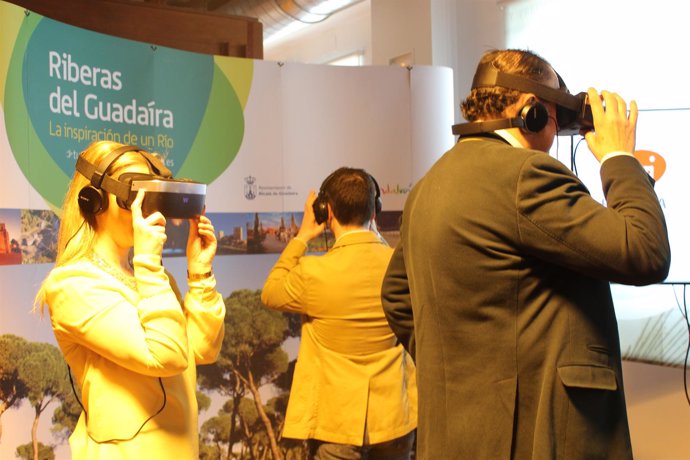 La alcaldesa de Alcalá de Guadaíra probando las gafas de realidad virtual