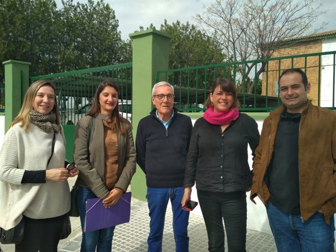 Cortés (2ª dcha.) ante un colegio de Puente Genil