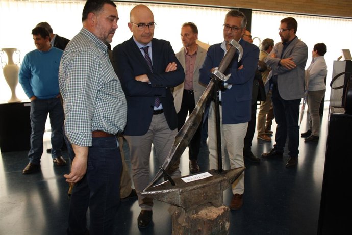 Carmona (centro) visita la exposición