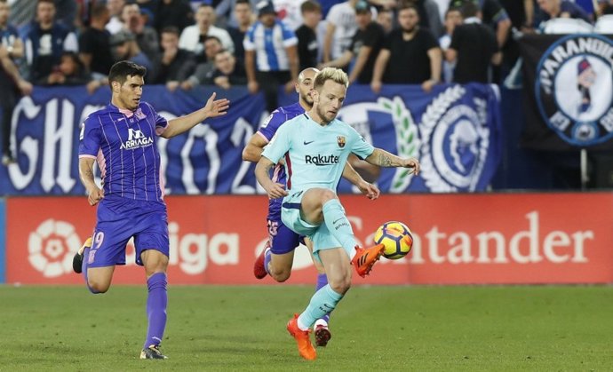 Rakitic ante Ezequiel Muñoz en un Leganés - Barcelona
