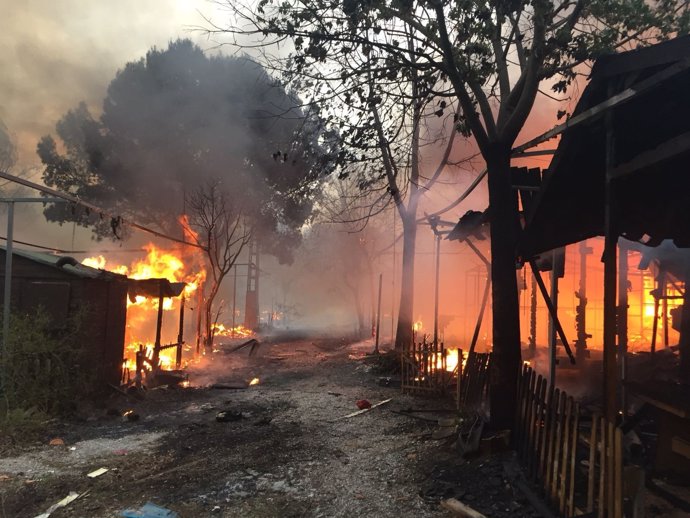 El fuego ha generado un denso humo en el campamento