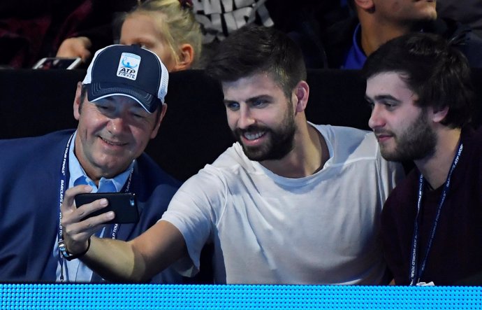 Gerard Piqué se hace una foto con aficionados al tenis