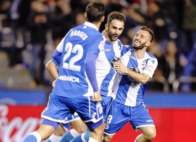 Adrián López celebra un gol con el Deportivo