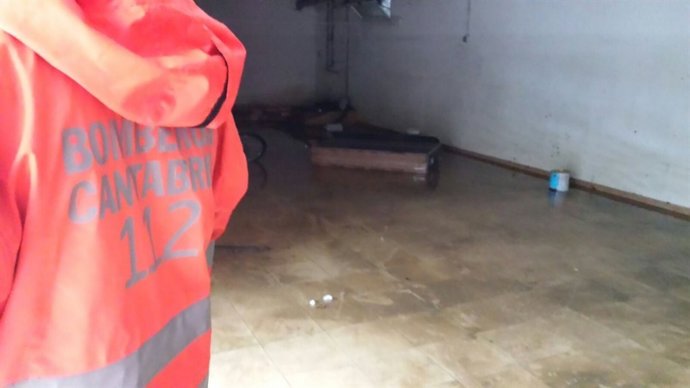 Bomberos achican agua 