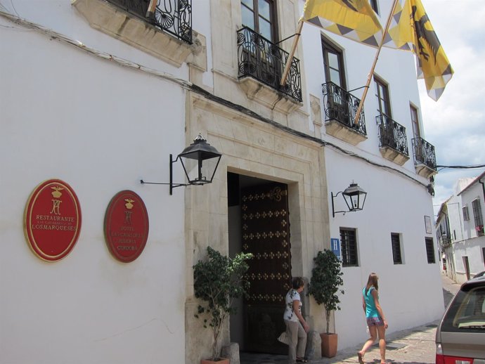 Dos turistas salen de un hotel en Córdoba