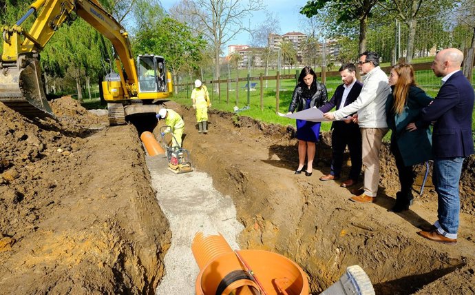 Gema Igual visita las obras de renovación del colector del parque Morales