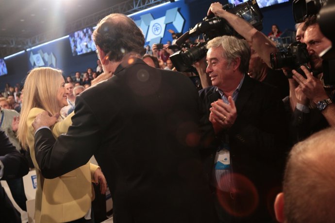 Cifuentes i Rajoy se saluden en la Convenció Nacional del PP