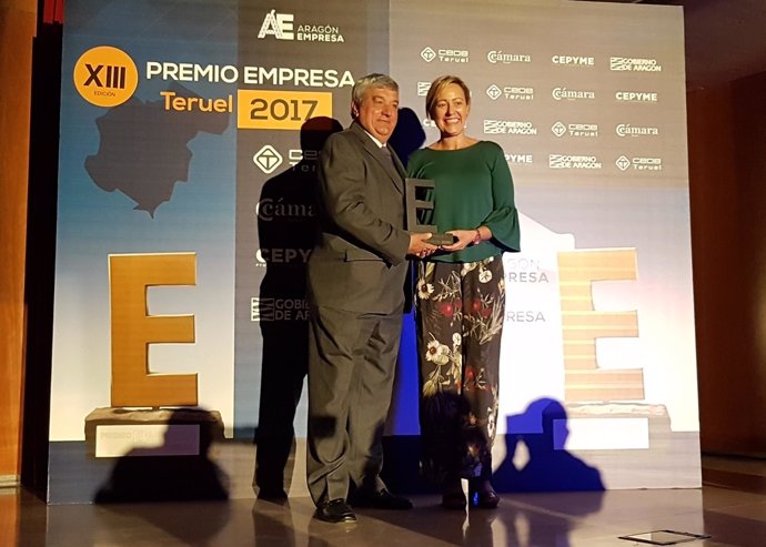 Gastón entrega el Premio Empresa Teruel al presidente de ATADI.
