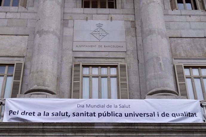 El consistori ha penjat una pancarta pel Dia Mundial de la Salut