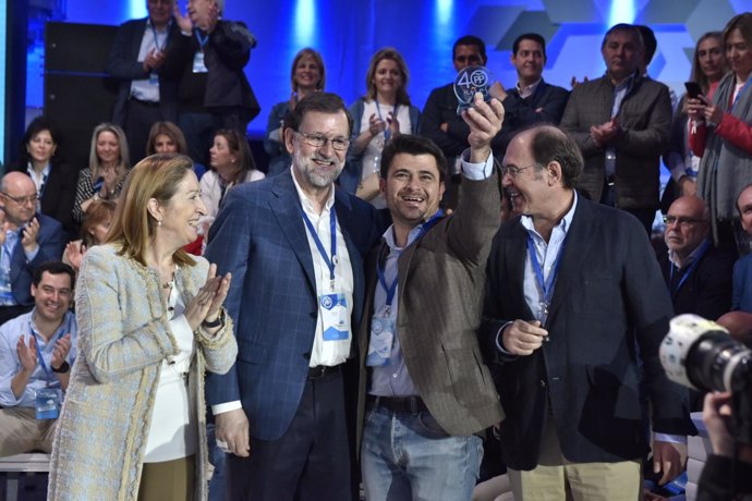 Beltrán Pérez se fotografía con Mariano Rajoy en la Convención del PP