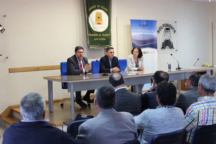 El consejero de Agricultura se reúne con regantes de Sol Poniente de Almería