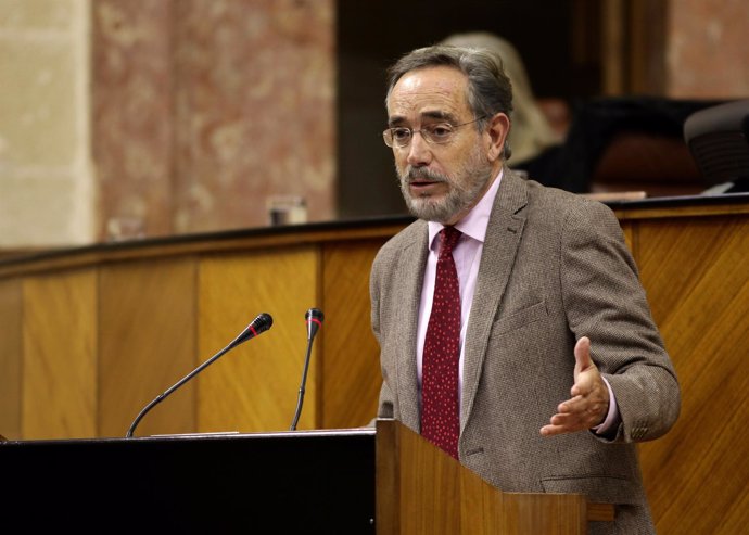 El consejero de Fomento y Vivienda, Felipe López, en el Pleno del Parlamento