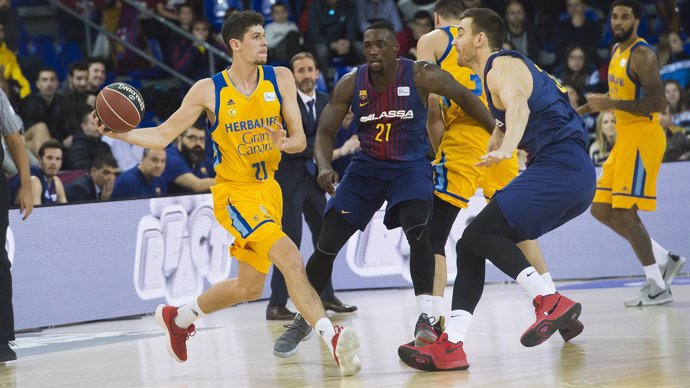 Sanders (FC Barcelona Lassa) Paulí (Herbalife Gran Canaria)