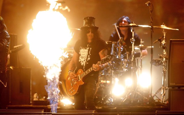 Slash performs during the 2014 MTV Europe Music Awards at The SSE Hydro, Glasgow