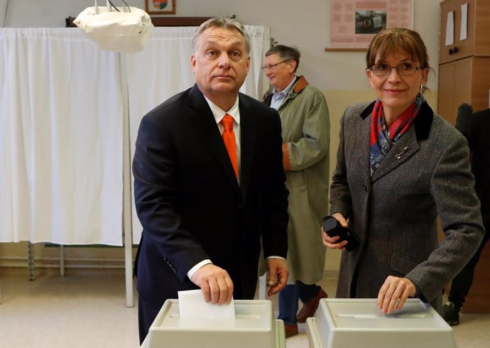 Viktor Orban y su esposa, Aniko Levai, votan en los comicios 2018
