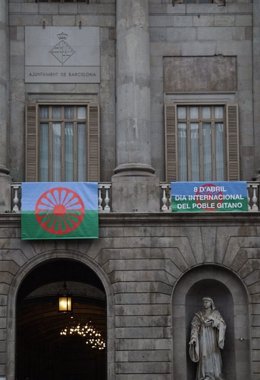 La bandera del Poblo Gitano en la façana de l'Ajuntament de Barcelona