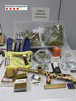 Material intervingut en l'operació policial a Sant Adrià del Besòs i Badalona