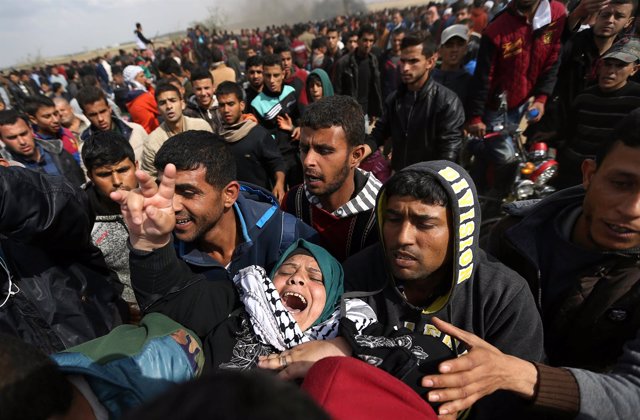 Mujer herida en los enfrentamientos entre manifestantes y soldados en Gaza