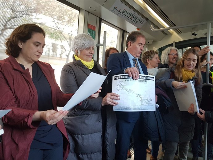 Alcaldes metropolitans en el tramvia per defensar-ne la connexió