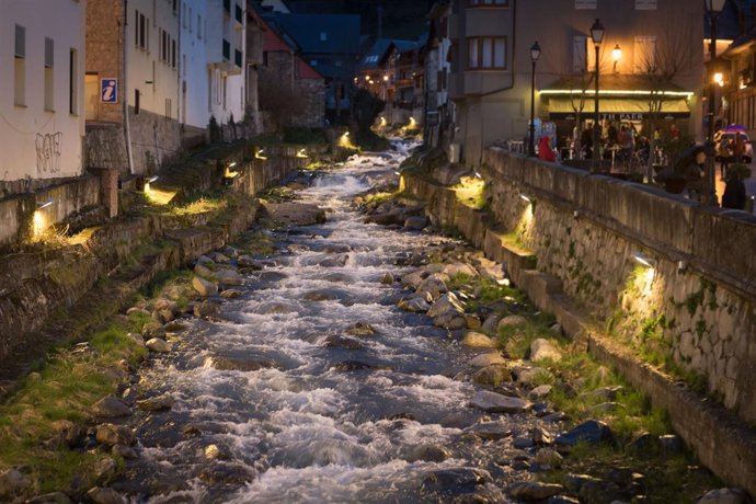 Río Nere iluminado a su paso por Vielha