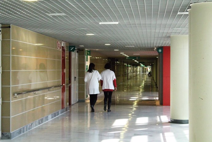 Médicos caminando por un pasillo en Son Espases