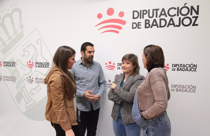 A diputada de Cultura de la Diputación de Badajoz, Cristina Núñez, acompañada de