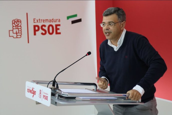 El portavoz del PSOE de Extremadura, en rueda de prensa