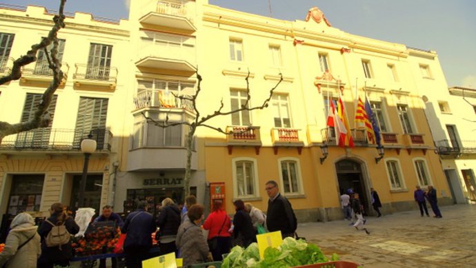 Banderes a mitja asta a l'Ajuntament de Blanes (Girona)